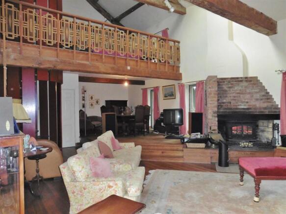 OPEN PLAN LIVING AREA