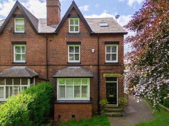 5 bed Semi-Detached for sale in roundhay
