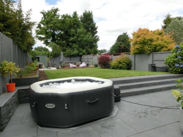 LANDSCAPED REAR GARDEN