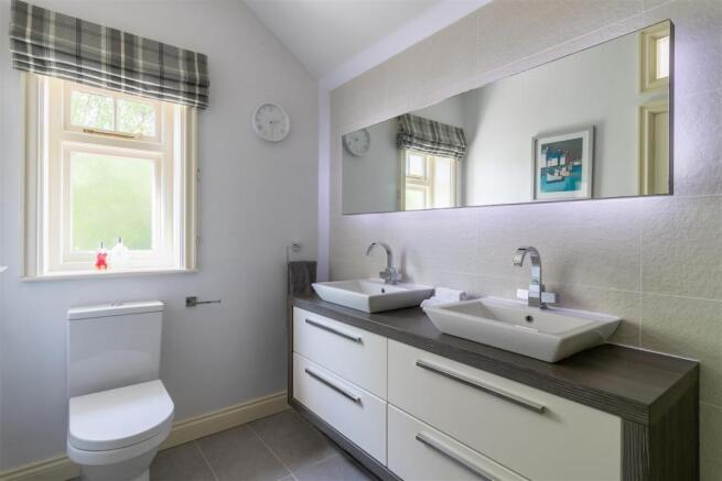 MASTER EN-SUITE