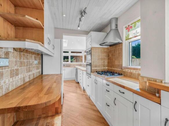 5 bed Semi-Detached to rent Image 3