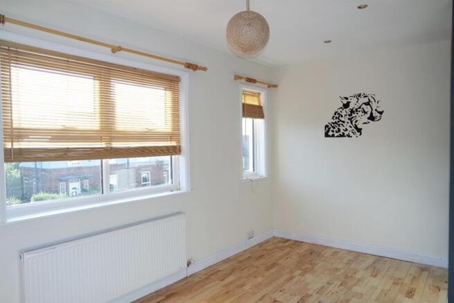 2 bed Terraced to rent Image 5