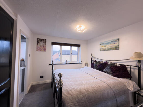 4 bed Detached for sale Image 11