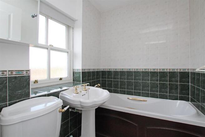 58KGG - SF En suite bathroom.jpg