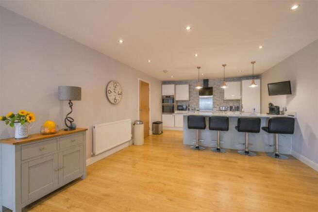 4 bed Semi-Detached for sale Image 9