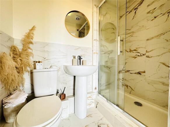 2 bed Apartment to rent Image 12