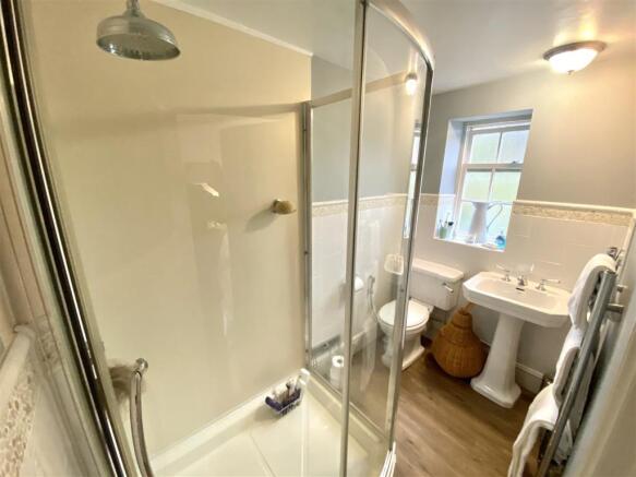 EN-SUITE SHOWER ROOM