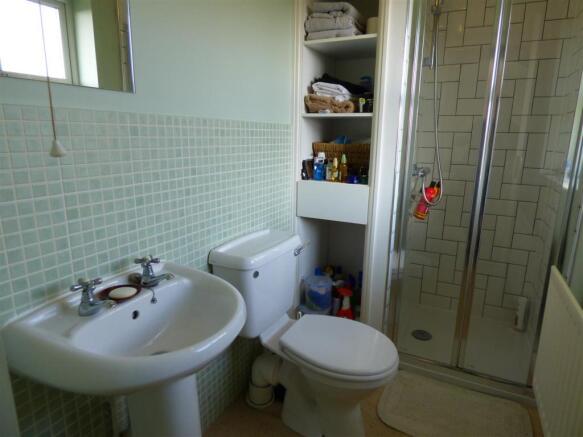 EN-SUITE SHOWER ROOM
