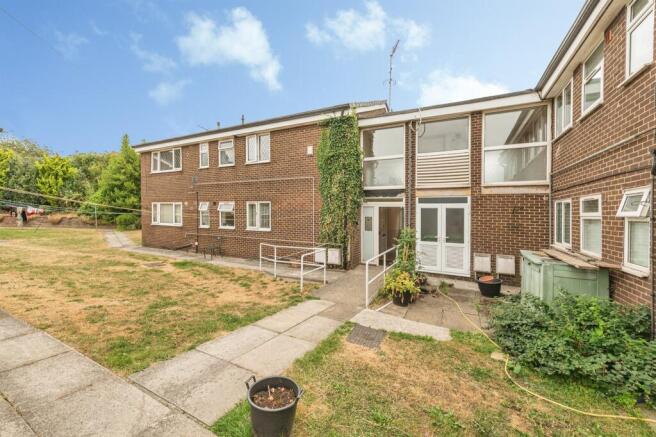 3 bed Ground Flat for sale Image 2