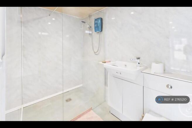 4 bed Detached to rent Image 8