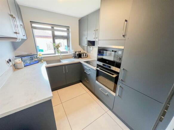 CONTEMPORARY KITCHEN