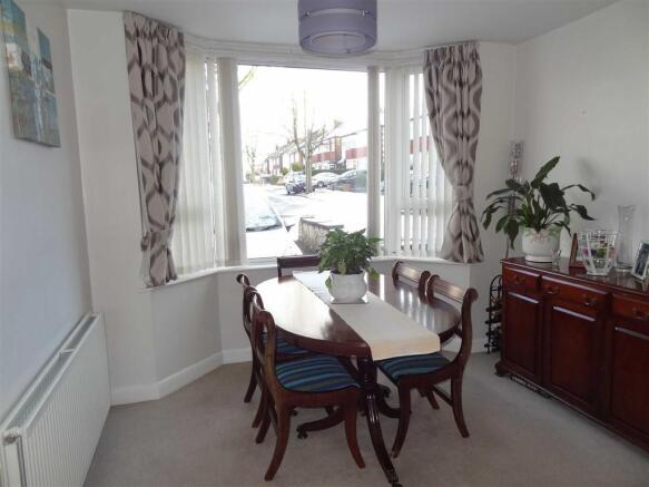 LOUNGE/DINING ROOM