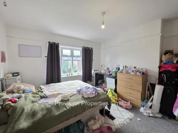 4 bed Semi-Detached to rent Image 5