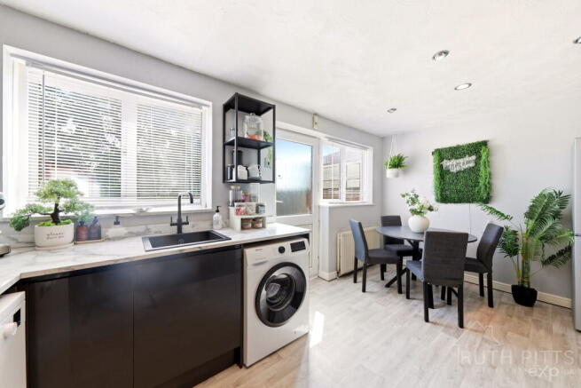 3 bed Semi-Detached for sale Image 8