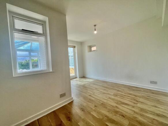 4 bed House to rent Image 8