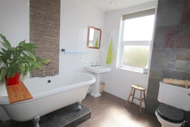 Bathroom 2.JPG