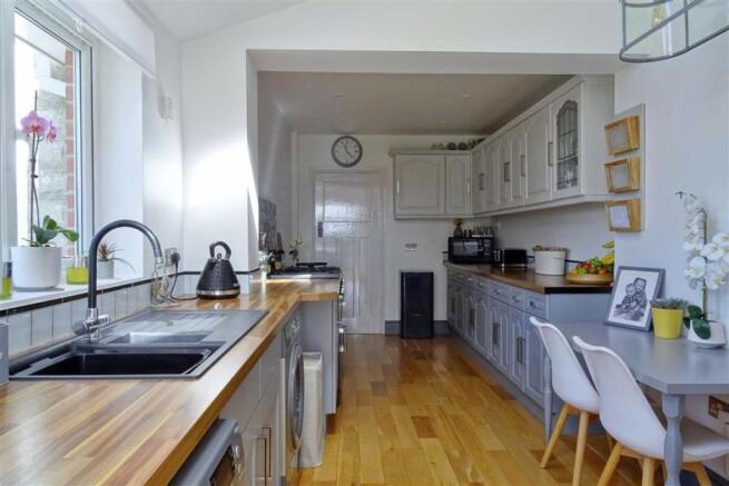 KITCHEN/BREAKFAST ROOM: