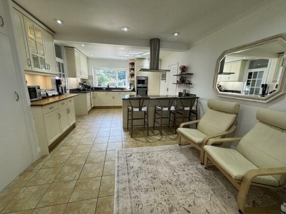 6 - Kitchen breakfast area.jpg