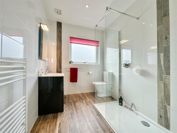 Bedroom 2 En Suite.JPG