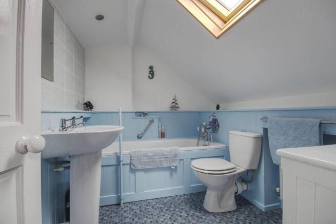 Ensuite to Bed 1