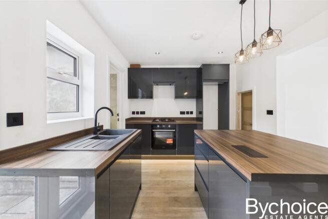 CAM05454G0-PR0004-STILL007