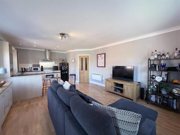2 bed Apartment for sale Image 6