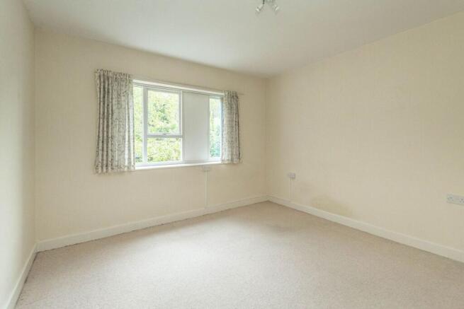 2 bed Ground Flat for sale Image 5