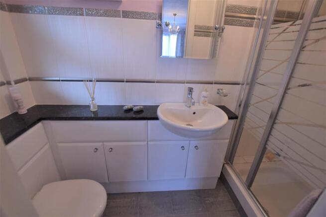 EN-SUITE SHOWER ROOM
