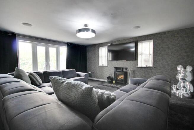 7 bed Detached for sale Image 12