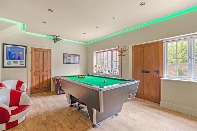 6 bed Detached for sale Image 7