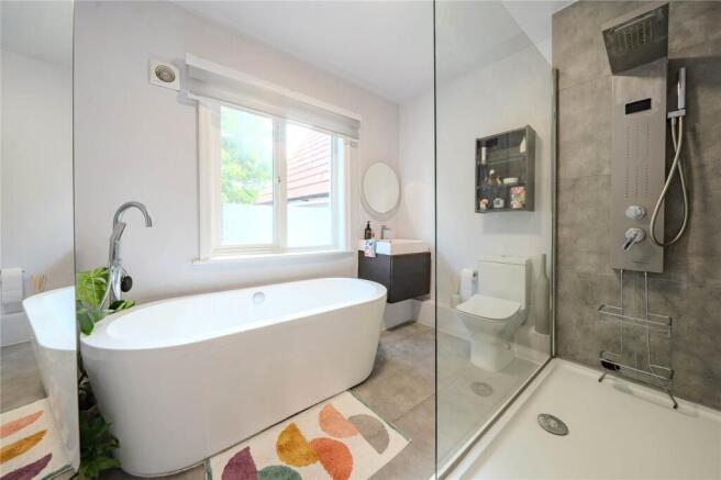 5 bed Semi-Detached for sale Image 5
