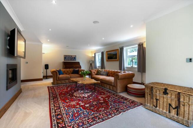 5 bed Detached for sale Image 7