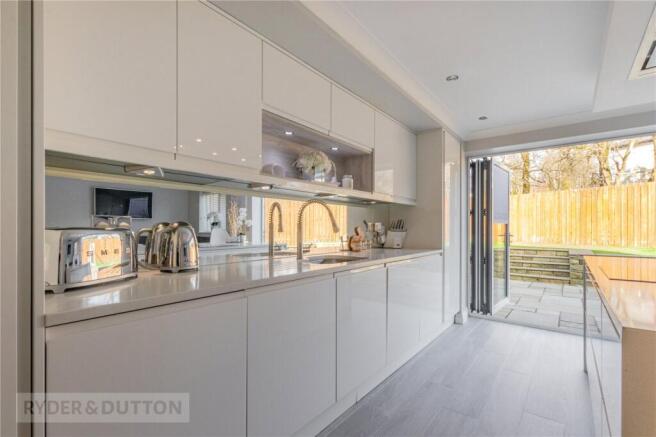 6 bed Detached for sale Image 9