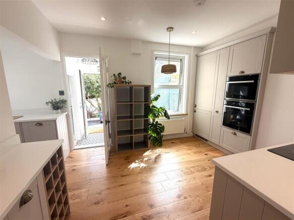 Kitchen 4.jpeg