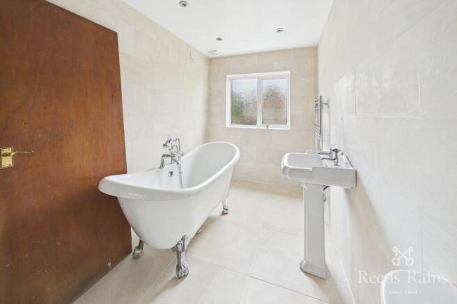 5 bed Detached for sale Image 11