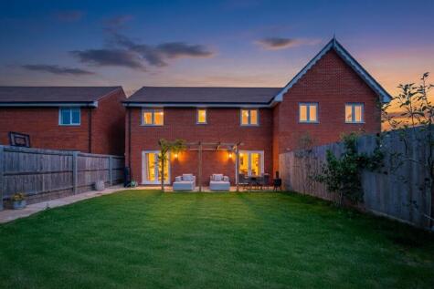 Claude Eliot Way, Tiddington, CV37