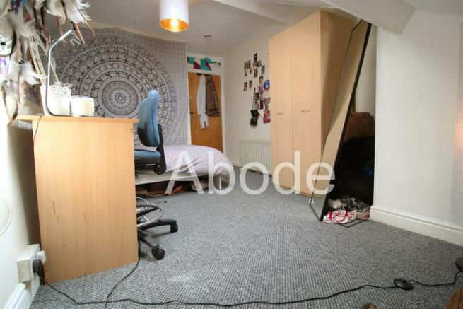 8 bed House to rent Image 4