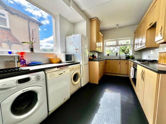 4 bed Semi-Detached to rent Image 11