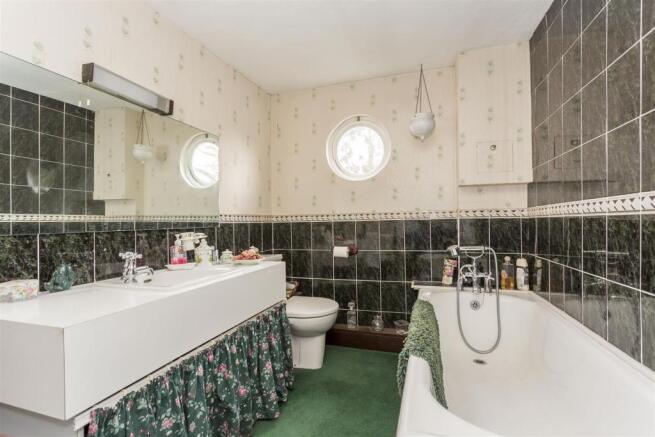FAMILY BATHROOM