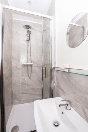 5 bed Terraced to rent Image 4