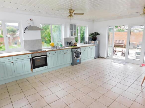 KITCHEN DINER 1.JPG