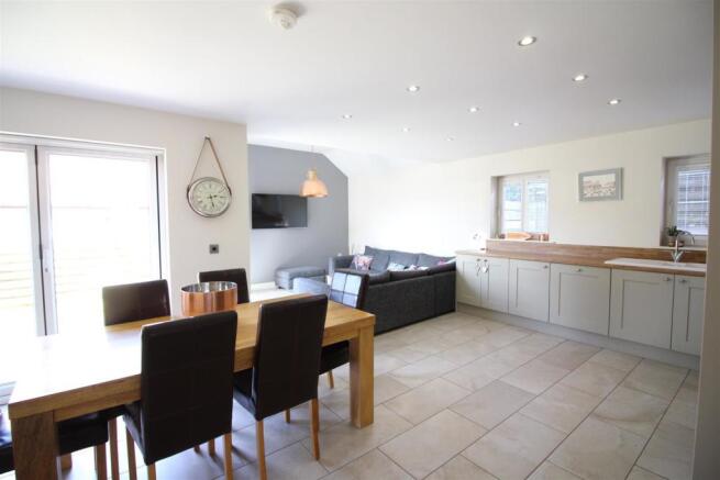 Kitchen/dining/family room