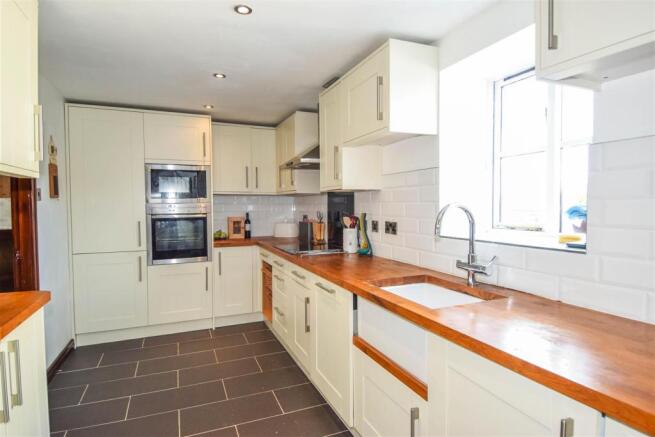 The kitchen has solid oak worksurfaces
