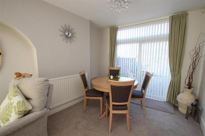 lounge/dining room