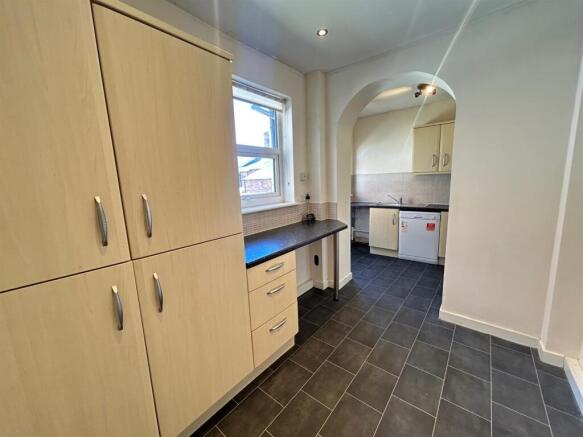 3 bed Terraced to rent Image 9