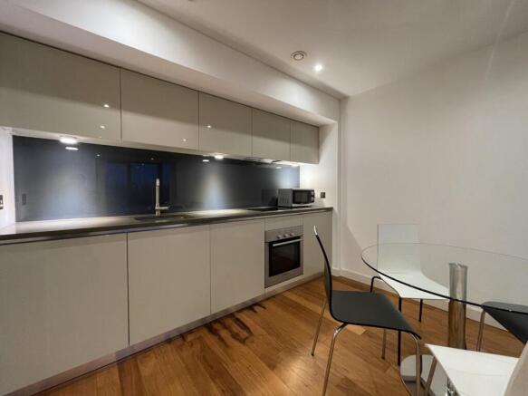 2 bed Apartment to rent Image 7