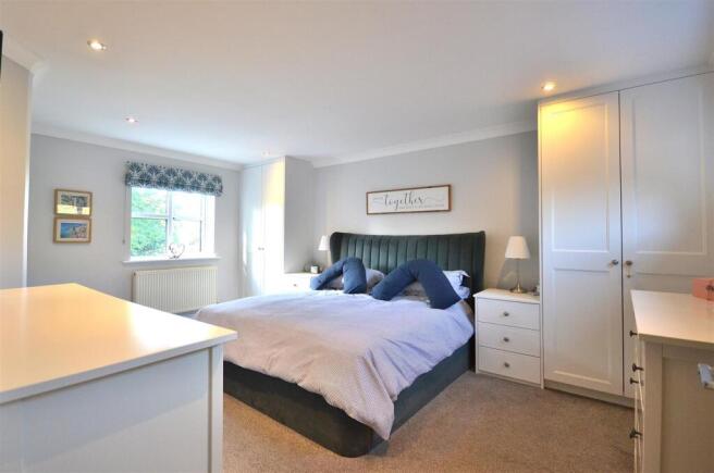 BEDROOM 1 (MASTER)