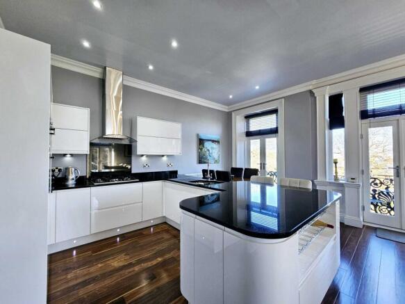 2 bed Flat for sale Image 8