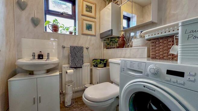CLOAKROO/WC & UTILITY ROOM