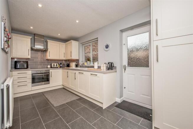 Fitted Kitchen / Dining Room: